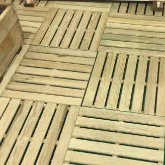 Loseta de madera moleteada de 50x50 para terraza exterior y jardín